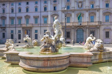 ROME, ITALY - 11 Mayıs 2022: Fontana del Moro, Piazza Navona meydanındaki Moor Çeşmesi.