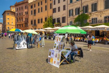 ROME, ITALY - 11 Mayıs 2022: Piazza Navona Meydanı 'nda sokak sanatçıları,