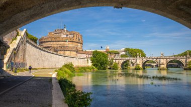 Roma, İtalya - 12 Mayıs 2022: Tiber Nehri üzerinde Ponte Sant 'Angelo köprüsü olan Castel Sant' Angelo kalesi