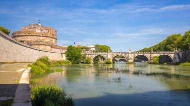 Roma, İtalya - 12 Mayıs 2022: Tiber Nehri üzerinde Ponte Sant 'Angelo köprüsü olan Castel Sant' Angelo kalesi
