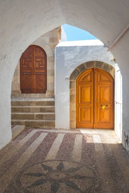 LINDOS, RHODES - GREECE - 6 Temmuz 2022: Tarihi merkezin caddesine bak.