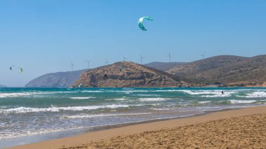 RHODES, GREECE - 6 Temmuz 2022: Rodos adasının güneyindeki Prasonisi plajında uçurtma uçurma.