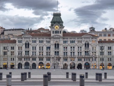 TRIESTE, İTALYA 1 Mart 2023: İtalya Meydanı 'ndaki Trieste Belediye Binası.