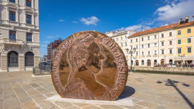 TRIESTE, İtalya - 2 Mart 2023 Habsburg 'lu Maria Theresa' ya adanmış anıt.