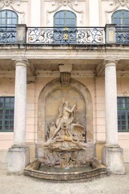 FERTOD, HUNGARY - 8 Nisan 2023: Esterhazy Sarayı 'nın yan kanadındaki duvar çeşmesi.