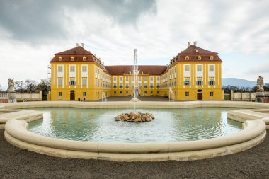 ENGELHARTSTETTEN, AUSTRIA - 9 Nisan 2023: Fıskiyeli Schloss Hof Kalesi.