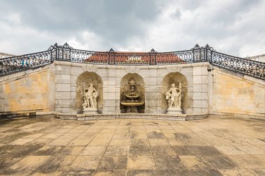 ENGELHARTSTETTEN, AUSTRIA - 9 Nisan 2023: Schloss Hof Kalesi 'ndeki Barok bahçesindeki heykeller.