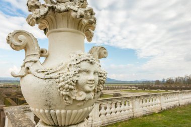 ENGELHARTSTETTEN, AUSTRIA - 9 Nisan 2023: Schloss Hof Kalesi 'ndeki Barok bahçesindeki heykel.