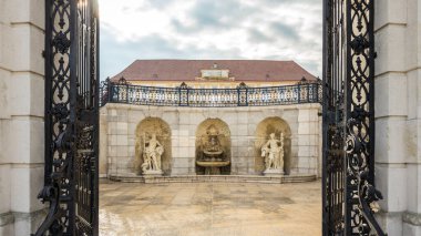 ENGELHARTSTETTEN, AUSTRIA - APRIL 9, 2023: Statues in The Baroque garden at The Castle of Schloss Hof. clipart