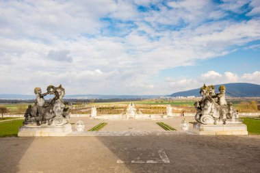 ENGELHARTSTETTEN, AUSTRIA - 9 Nisan 2023: Schloss Hof Kalesi 'ndeki Barok bahçesindeki heykeller.