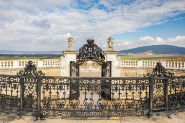 ENGELHARTSTETTEN, AUSTRIA - 9 Nisan 2023: Schloss Hof Kalesi 'ndeki Barok bahçesi.