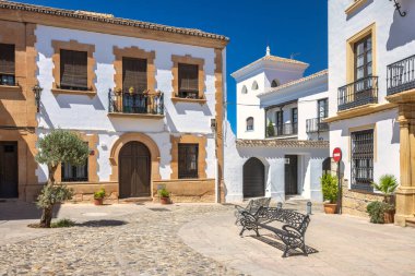 İspanya 'nın Ronda kasabası. Geleneksel mimarisi olan sevimli bir kasaba meydanı. Beyazlatılmış binalar, taş sokaklar ve işlenmiş demir banklar barışçıl bir atmosfer yaratır..