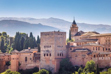 İspanya 'nın Granada kasabasındaki Mirador de San Nicolas' ın Alhambra sarayının manzarası. Dağlarda yuva yapmış eski bir kale. Tarihi mimari ve çarpıcı manzara.