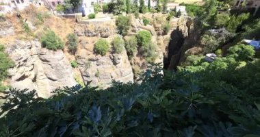 İspanya 'nın Ronda kasabası. Açık mavi gökyüzünün altındaki engin vadiye bakan dramatik bir vadide yuva yapmış resim gibi bir köy..