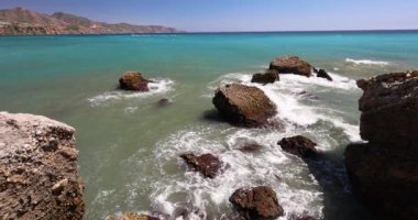 Nerja kasabası, İspanya 'nın güneyinde Endülüs' ün deniz kıyısında bir tatil beldesi. Okyanus dalgaları kayalık kıyılara çarpıyor. Turkuaz su dramatik kayalıklarla buluşur. Yavaş çekim görüntüleri.