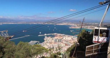 Cebelitarık, Birleşik Krallık - 10 Eylül 2024: Gibraltar Kablolu Arabası kayanın tepesine çıkar ve panoramik şehir manzarası sunar. Büyüleyici liman ve şehir manzarası yukarıdan.