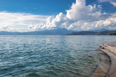 Arka planda dağlar olan Garda Gölü, Lazise şehir kıyılarından manzara, İtalya, Avrupa