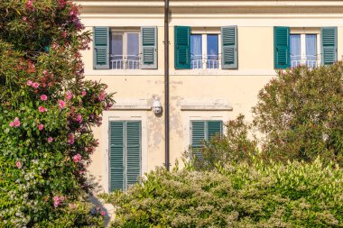 Garda Gölü kıyısındaki Lazise kasabasında eski bir evin cephesi, İtalya, Avrupa.