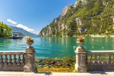 Arka planda dağlar olan Garda Gölü, Riva del Garda şehir kıyılarından manzara, İtalya, Avrupa.