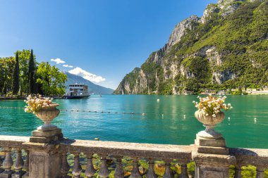 Arka planda dağlar olan Garda Gölü, Riva del Garda şehir kıyılarından manzara, İtalya, Avrupa.