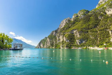 Arka planda dağlar olan Garda Gölü, Riva del Garda şehir kıyılarından manzara, İtalya, Avrupa.