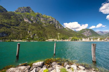 Arka planda dağlar olan Garda Gölü, Riva del Garda şehir kıyılarından manzara, İtalya, Avrupa.
