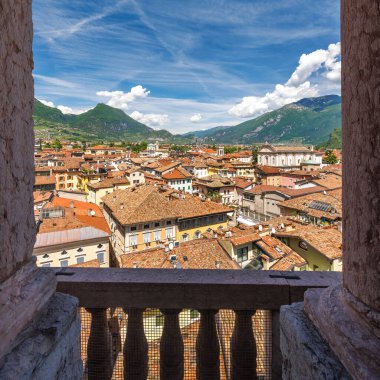 Riva del Garda, Garda Gölü kıyısındaki çan kulesinden manzaralı arka planda dağlar, İtalya, Avrupa.