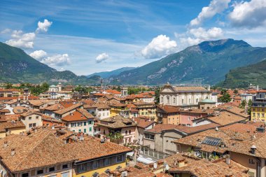Riva del Garda, Garda Gölü kıyısında arka planda dağlarla, İtalya ve Avrupa 'nın en iyi manzarası..