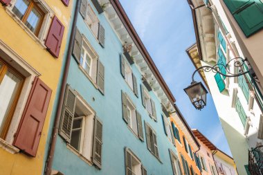 Riva del Garda caddesindeki renkli binalar, Garda Gölü kıyısındaki kasaba, İtalya, Avrupa.