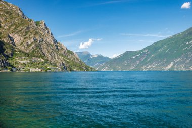 Arka planda dağlar olan Garda Gölü, Limone Sul Garda kasabası, İtalya, Avrupa manzarası.