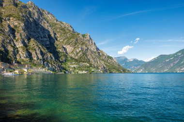 Arka planda dağlar olan Garda Gölü, Limone Sul Garda kasabası, İtalya, Avrupa manzarası.