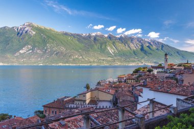 Garda Gölü kıyısındaki Limone Sul Garda kasabası. Arka planda dağlar, İtalya, Avrupa.