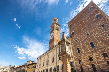 Piazza delle Erbe meydanı ile Torre dei Lamberti kulesi Verona şehrinin tarihi merkezinde, İtalya, Avrupa.