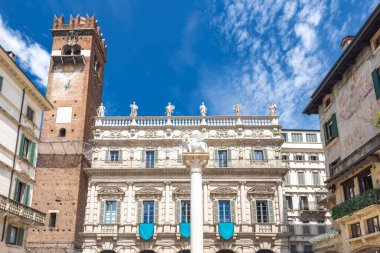 Piazza delle Erbe Meydanı ve tarihi Verona kasabası, İtalya, Avrupa 'da bulunan Palazzo Maffei Sarayı..