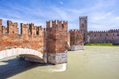 Ponte di Castelvecchio köprüsüne sahip Castelvecchio kalesi aynı zamanda Verona, İtalya ve Avrupa 'daki Adige Nehri üzerindeki Scaliger Köprüsü olarak da bilinir..