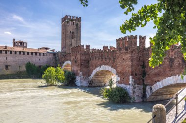 Ponte di Castelvecchio köprüsüne sahip Castelvecchio kalesi aynı zamanda Verona, İtalya ve Avrupa 'daki Adige Nehri üzerindeki Scaliger Köprüsü olarak da bilinir..
