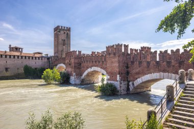 Ponte di Castelvecchio köprüsüne sahip Castelvecchio kalesi aynı zamanda Verona, İtalya ve Avrupa 'daki Adige Nehri üzerindeki Scaliger Köprüsü olarak da bilinir..