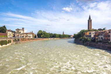Adige Nehri 'nin aktığı Verona kasabası, İtalya, Avrupa.