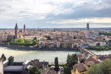 Verona şehrinin panoramik manzarası Castel San Pietro kalesinden, İtalya, Avrupa.