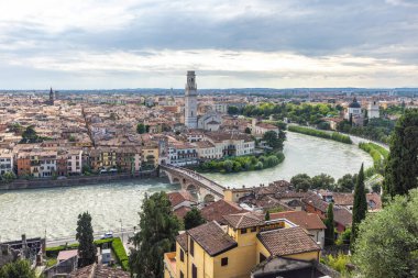 Verona şehrinin panoramik manzarası, Ponte Pietra köprüsü ile Castel San Pietro şatosundan, İtalya, Avrupa.