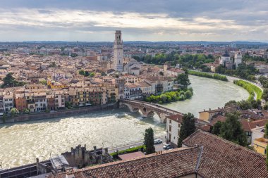 Verona şehrinin panoramik manzarası, Ponte Pietra köprüsü ile Castel San Pietro şatosundan, İtalya, Avrupa.