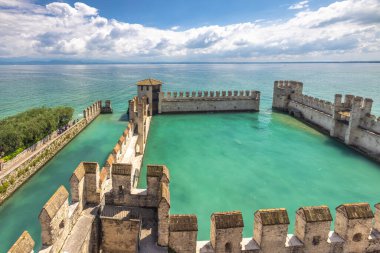 Sirmione, İtalya ve Avrupa 'nın tarihi merkezinde Garda Gölü' ndeki Scaligero Kalesi 'nin duvarları..