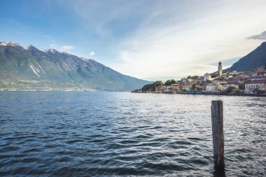Limone Sul Garda ile Garda Gölü ve arka planda dağlar, İtalya ve Avrupa.