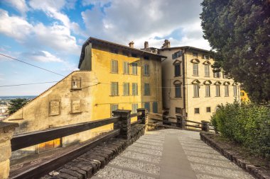 Via alla Rocca Caddesi, Bergamo Yukarı Şehri, İtalya, Avrupa.