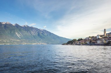 Limone Sul Garda ile Garda Gölü ve arka planda dağlar, İtalya ve Avrupa.