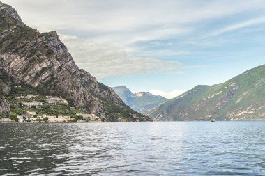 Arka planda dağlar olan Garda Gölü, Limone Sul Garda kasabası, İtalya, Avrupa manzarası.
