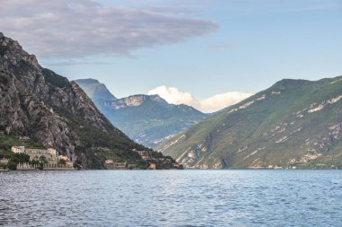 Arka planda dağlar olan Garda Gölü, Limone Sul Garda kasabası, İtalya, Avrupa manzarası.