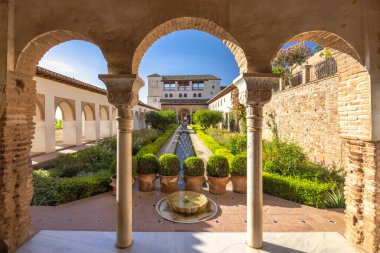 Patio de la Acequia, İspanya 'nın Endülüs kentindeki Alhambra kompleksindeki Generalife sarayının avlusu. Çeşmeli ve klasik mimarili sakin bir bahçe..