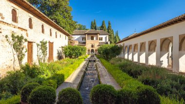Patio de la Acequia, İspanya 'nın Endülüs kentindeki Alhambra kompleksindeki Generalife sarayının avlusu. Çeşmeli ve antik mimarisi olan sakin bir bahçe..