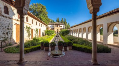 Patio de la Acequia, İspanya 'nın Endülüs kentindeki Alhambra kompleksindeki Generalife sarayının avlusu. Merkezi bir çeşmesi ve uzun kemerli yolu olan sakin bir bahçe..